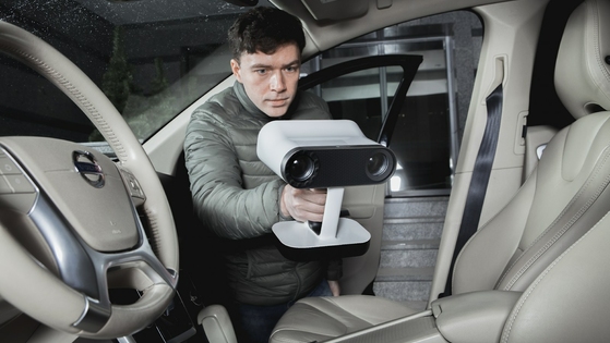 artec-leo-scanning-car-interior