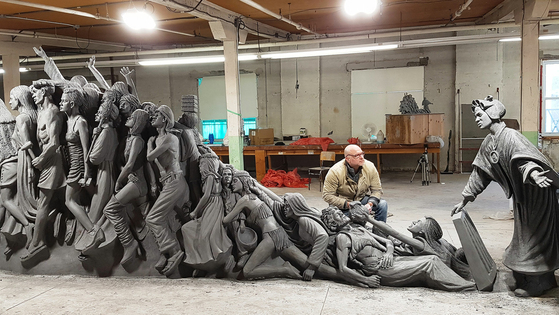 Scaling down an intricately designed 20-foot statue with Artec Leo to raise awareness of human trafficking